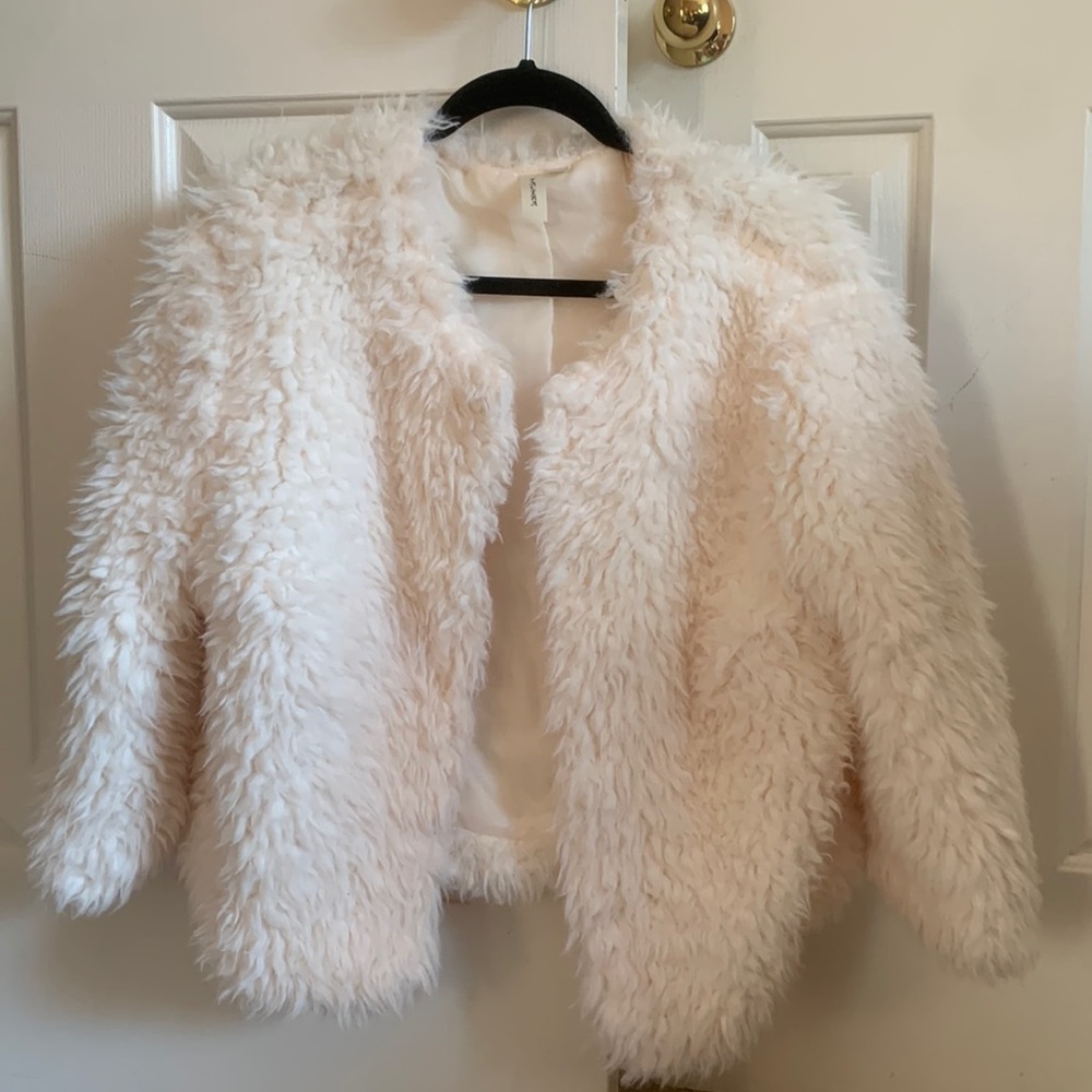 White soft sweater, only worn once, juniors size!
